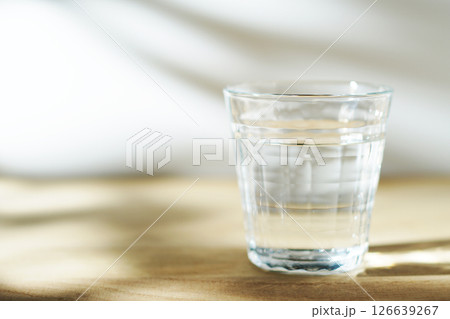 陽ざしの当たったテーブルに置かれた冷たい水 陽ざしの当たったテーブルに置かれた冷たい水 126639267