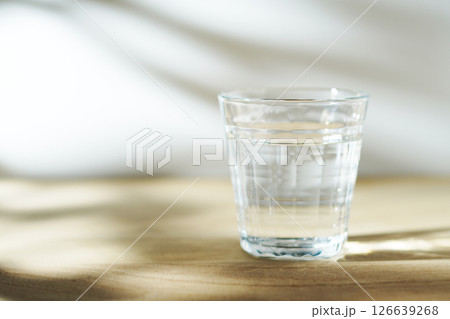陽ざしの当たったテーブルに置かれた冷たい水 126639268