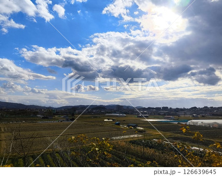 見晴らしの良い丘からの眺め、冬の空と田畑 見晴らしの良い丘からの眺め、冬の空と田畑 126639645