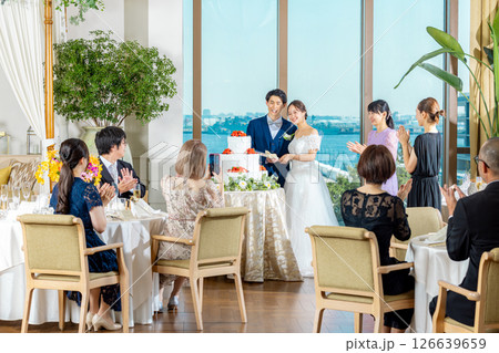 ブライダル　ケーキ入刀シーン 126639659