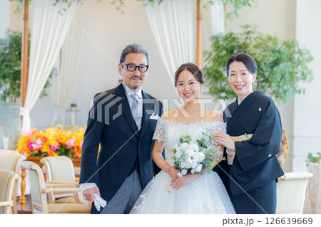 新婦と両親　結婚式 126639669