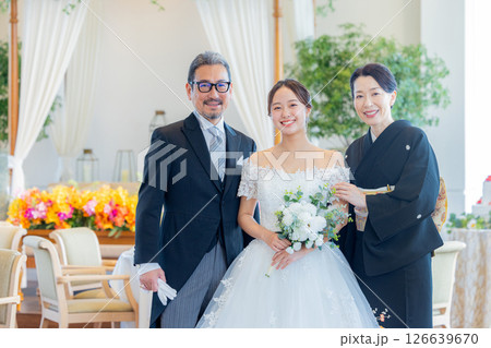 新婦と両親　結婚式 126639670