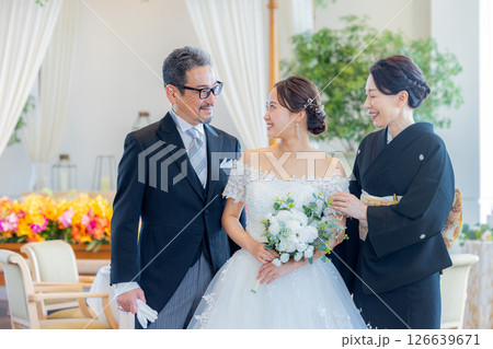 新婦と両親　結婚式 126639671