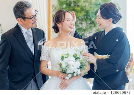 新婦と両親　結婚式 126639672