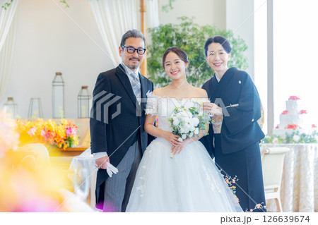 新婦と両親　結婚式 126639674