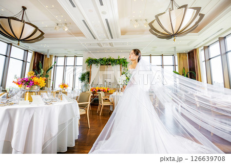 白いウェディングドレスのブライダルイメージ 126639708