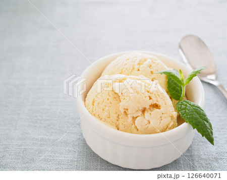 器に盛られたアイスクリーム 126640071