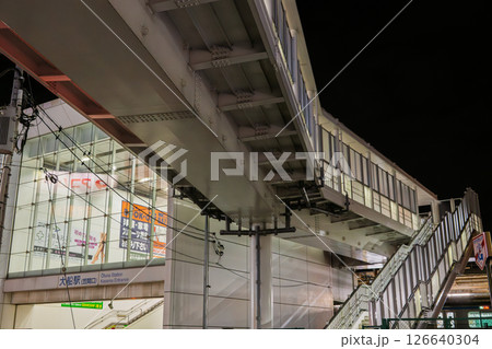 夜の大船駅（笠間口）と歩道橋 126640304