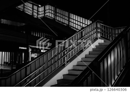 夜の大船駅前 笠間口歩道橋 夜の大船駅前 笠間口歩道橋 126640306