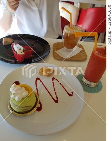 カフェでスイーツタイム 126641050