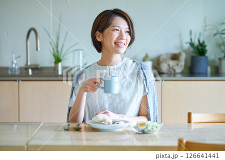 部屋で朝食を食べる女性 126641441