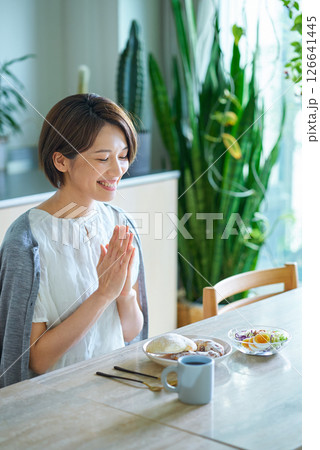 部屋で朝食を食べる女性 部屋で朝食を食べる女性 126641445