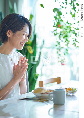 部屋で朝食を食べる女性 部屋で朝食を食べる女性 126641449