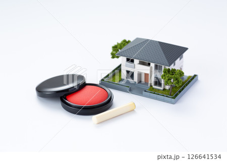 住宅模型と印鑑 住宅模型と印鑑 126641534