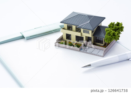 住宅模型とバインダー 126641738
