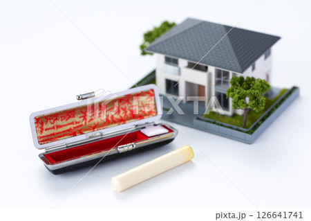 住宅模型と印鑑 126641741