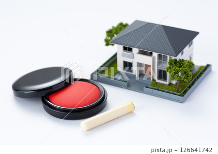 住宅模型と印鑑 126641742