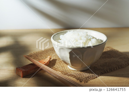 茶碗に盛られた白ご飯 126641755