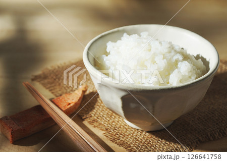 茶碗に盛られた白ご飯 126641758