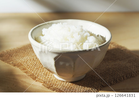 茶碗に盛られた白ご飯 126641831
