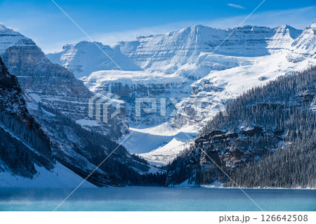 カナダ屈指の絶景、冬のルイーズ湖と雪化粧の氷河の山 126642508