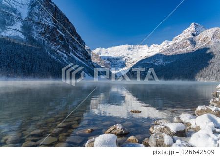 カナダ屈指の絶景、冬のルイーズ湖と雪化粧の氷河の山 126642509