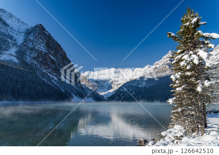 カナダ屈指の絶景、冬のルイーズ湖と雪化粧の氷河の山 126642510