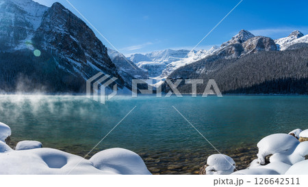 カナダ屈指の絶景、冬のルイーズ湖と雪化粧の氷河の山 カナダ屈指の絶景、冬のルイーズ湖と雪化粧の氷河の山 126642511