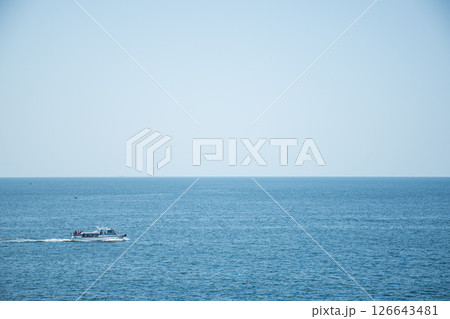 青い海と空と漁船 126643481