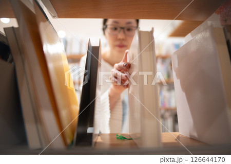 本を選ぶ女性 本を選ぶ女性 126644170
