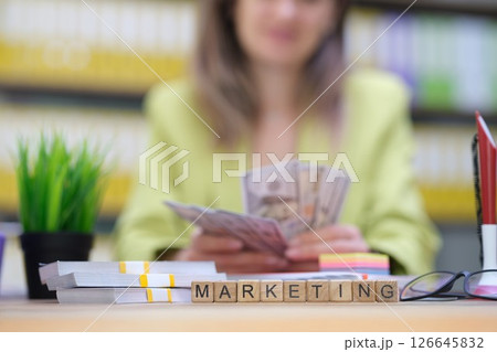 Effective Marketing Strategies Combined with Comprehensive Cash Flow Management Techniques 126645832