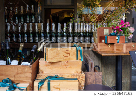 海を見下ろす高台で異国情緒あふれる新緑の神戸北野町 126647162