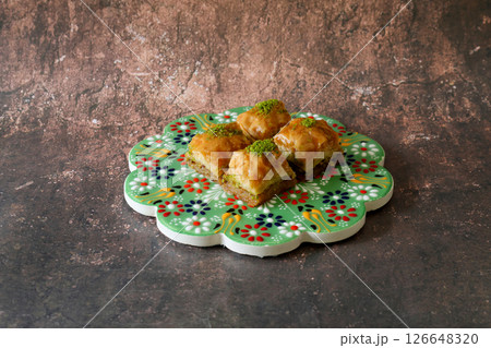 皿にのせたトルコのお菓子バクラヴァ 126648320