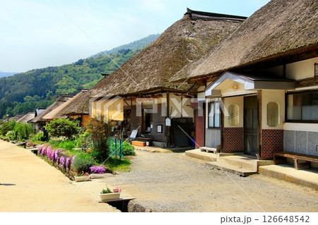 美しい茅葺屋根が連なる宿場町… 新緑の『大内宿』 126648542