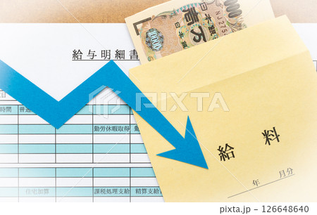 給与明細書　下向き　給料袋　家計　矢印 126648640
