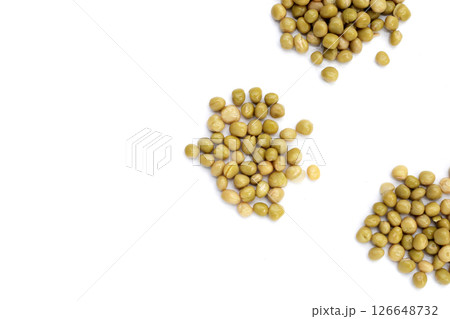 Canned green peas on white background. 126648732