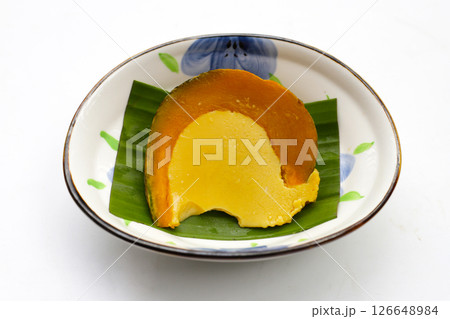 Egg custard steamed in pumpkin 126648984