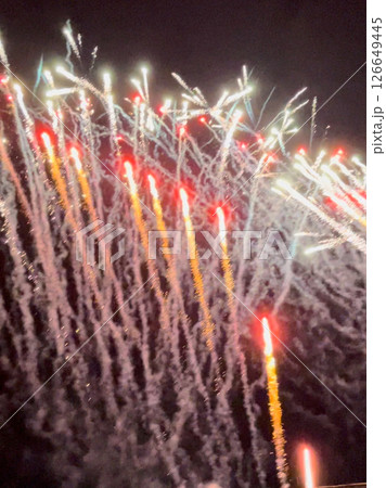 夜空に広がる花火の美しさは、心を奪われる瞬間です。鮮やかな色と光の競演が、忘れられない思い出。 126649445