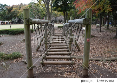 アスレチック児童公園の遊具 126649468