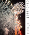 夜空と水面が織りなす幻想的な輝き。花火の美しさが時間を忘れさせ、心を奪われる瞬間です。   126649469