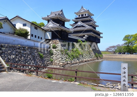 中津城の本丸天守と大鞁櫓、薬研堀（大分県中津市） 126651350
