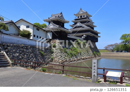 中津城の本丸天守と大鞁櫓、薬研堀（大分県中津市） 126651351