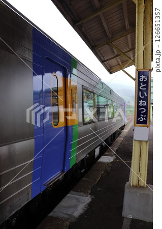 音威子府駅に入線する特急サロベツ 旭川行（北海道音威子府村） 126651357