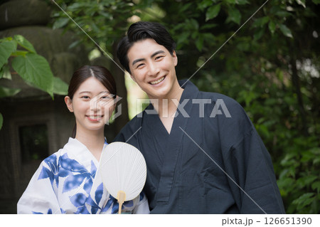 浴衣でスマホを持つ自撮りするカップル 観光や旅行などのイメージ カメラ目線 浴衣でスマホを持つ自撮りするカップル 観光や旅行などのイメージ カメラ目線 126651390