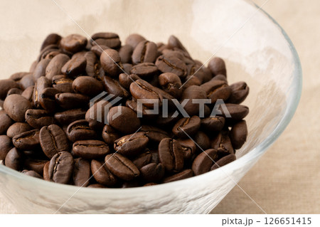 ガラスの器に入ったコーヒー豆のクローズアップ 126651415