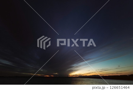 雲が放射状に広がった夕空と港・秋・超広角・空主体・241030pm 126651464