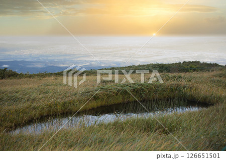 月山弥陀ヶ原湿原からの夕景 126651501