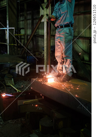 鉄を溶断する職人の男性 町工場 加工 切断 鉄を溶断する職人の男性 町工場 加工 切断 126651510