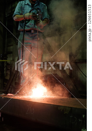 鉄を溶断する職人の男性　町工場　加工　切断 126651513