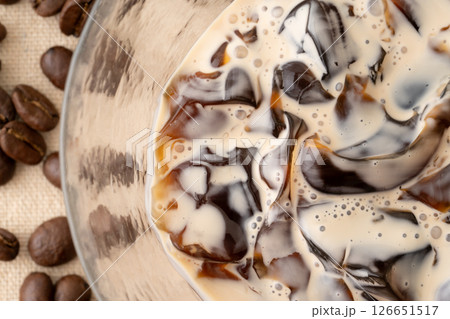 美味しそうなクリームの混ざったコーヒーゼリーのクローズアップ 126651517